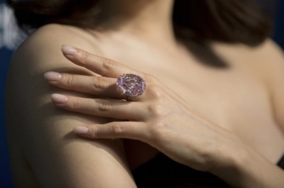 Найбільший рожевий діамант продали за рекордну суму: фото