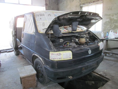У Чернівцях волонтери ремонтують автомобіль для відправки у зону АТО (ФОТО)