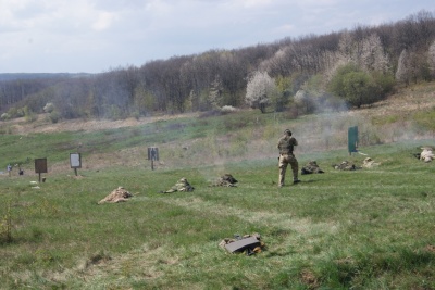 Буковинські прикордонники провели бойові стрільби з різних зразків зброї (ФОТО)
