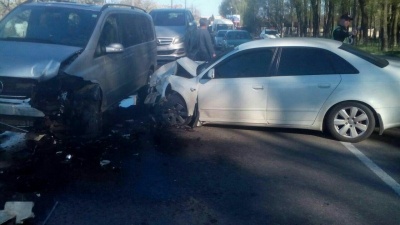У Чернівцях у лікарні помер водій "Ауді", який потрапив у ДТП на виїзді з міста