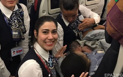 На борту літака на висоті майже 13 тисяч метрів народилась дівчинка