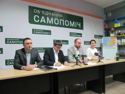 Чернівецька міськрада відклала на довивчення питання складання мандатів 4 депутатів «Самопомочі»