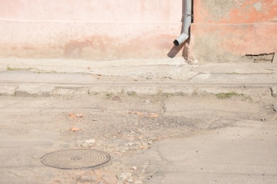 У центрі Чернівців ями на дорозі закладають цеглою (ФОТО)
