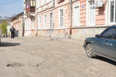 У центрі Чернівців ями на дорозі закладають цеглою (ФОТО)