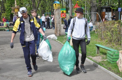 У «закутках» парку Федьковича в Чернівцях школярі назбирали півтора центнера сміття (ФОТО)