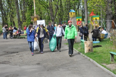 У «закутках» парку Федьковича в Чернівцях школярі назбирали півтора центнера сміття (ФОТО)