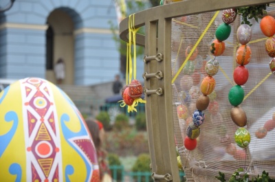 До Великодня на Центральній площі Чернівців встановили п'ять великих писанок (ФОТО)