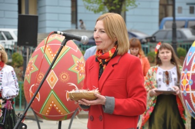 До Великодня на Центральній площі Чернівців встановили п'ять великих писанок (ФОТО)