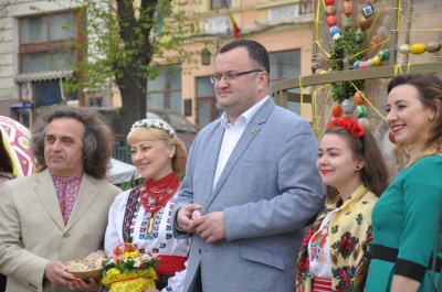 До Великодня на Центральній площі Чернівців встановили п'ять великих писанок (ФОТО)