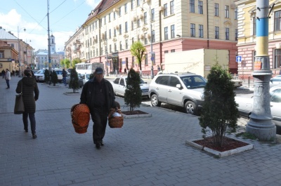 Кошики від 100 гривень, писанки від 10: Чернівці готуються до Великодня (ФОТО)