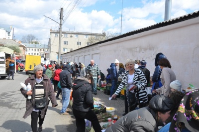 Кошики від 100 гривень, писанки від 10: Чернівці готуються до Великодня (ФОТО)