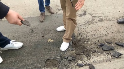 На Буковині на щойно відремонтованій дорозі знову виявили асфальт, який можна розламати руками (ВІДЕО)