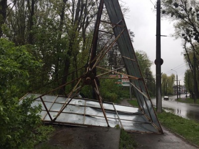 З'явилися фото ДТП, в якій іномарка знесла білборд і загорілась (ФОТО)