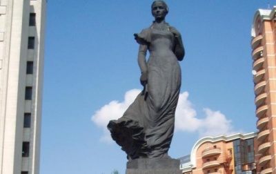 Вандали сплюндрували могилу Лесі Українки на Байковому кладовищі у Києві