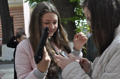 Школярів у Чернівцях навчали рятувати поранених та стріляти зі зброї (ФОТО)