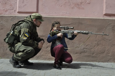 Школярів у Чернівцях навчали рятувати поранених та стріляти зі зброї (ФОТО)