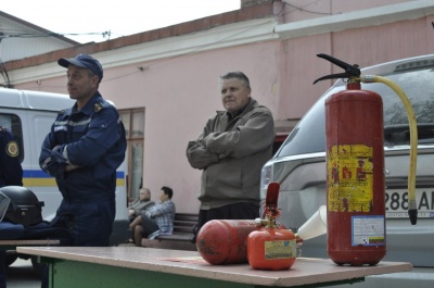 Школярів у Чернівцях навчали рятувати поранених та стріляти зі зброї (ФОТО)