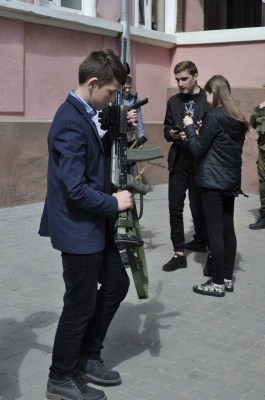 Школярів у Чернівцях навчали рятувати поранених та стріляти зі зброї (ФОТО)