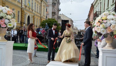 Чернівчани одружилися просто посеред вулиці