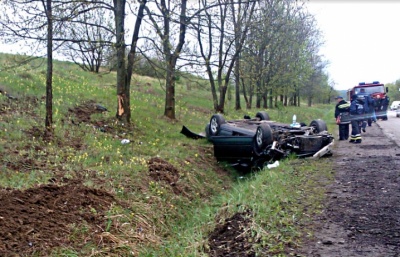 Заклинило колесо і занесло вбік. На Буковині автомобіль на трасі раптово перекинувся на дах (ФОТО)