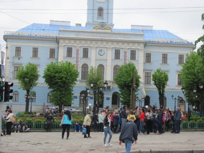 У Чернівцях у дні туристичного «буму» позакривали від гостей міста музеї і театр