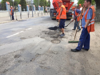 «Брехня, що асфальт кладуть у дощ»: дорожники розповіли, як на Буковині ремонтують дороги