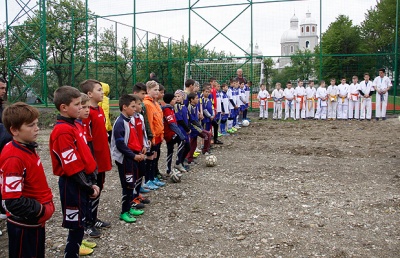 У буковинському селі відкрили спортивний майданчик із штучним покриттям (ФОТО)