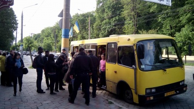 У Чернівцях поліція на вулиці знайшла зниклий гаманець пасажирки маршрутки