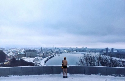 «Мої сідниці об’їздили половину України»: хлопець, який голяком фотографувався в Чернівцях, пояснив, навіщо це робить