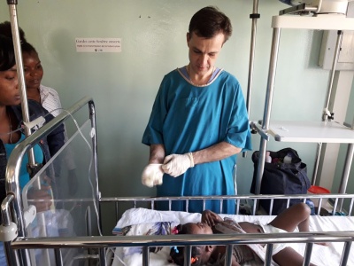 «Госпіталь охороняли озброєні солдати»: лікар з Чернівців самостійно провів 80 операцій на Гаїті