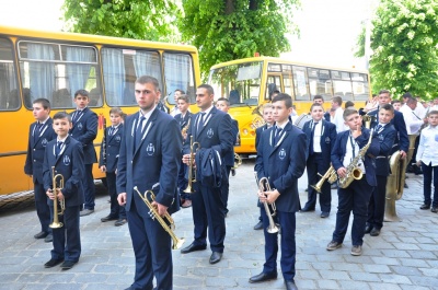 День Європи в Чернівцях: на Театральній площі виступили мажоретки і 38 духових оркестрів (ФОТО)
