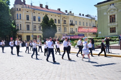 День Європи в Чернівцях: на Театральній площі виступили мажоретки і 38 духових оркестрів (ФОТО)