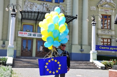 День Європи в Чернівцях: на Театральній площі виступили мажоретки і 38 духових оркестрів (ФОТО)