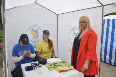 У центрі Чернівців безкоштовно обстежують на рівень цукру та наявність СНІДу (ФОТО)