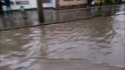 Через сильну зливу підтопило кілька районів Чернівців (ФОТО)