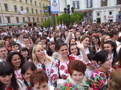 У Чернівцях на День вишиванки відбудеться святкова хода та переодягання статуї Європи