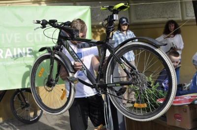 «Дуже багато інструментів!»: у Чернівцях відкрили технічну станцію для ремонту велосипедів (ФОТО)