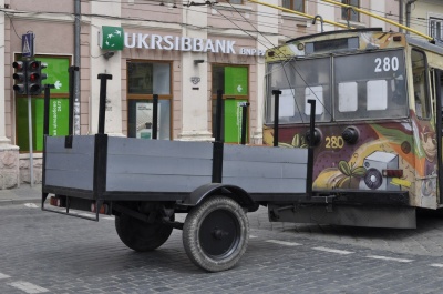 Тролейбус у Чернівцях перетворився на танцмайданчик - з пивом та світломузикою (ФОТО, ВІДЕО)