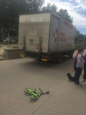 У Чернівцях хлопчик потрапив під колеса вантажівки, стан дитини важкий (ФОТО)