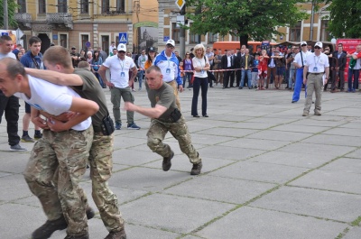 Стрілянина у центрі Чернівців - на Соборній площі змагаються кращі тілоохоронці України. ФОТО