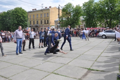 Стрілянина у центрі Чернівців - на Соборній площі змагаються кращі тілоохоронці України. ФОТО