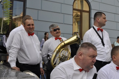 У Чернівцях стартував День вуличної музики: мер зіграв на трембіті (ФОТО)