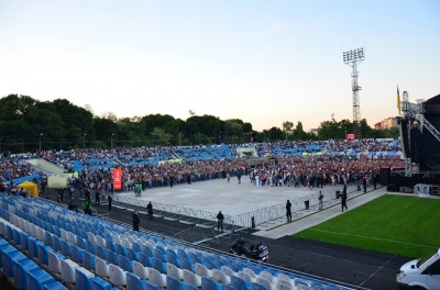 Пісня-присвята Скрябіну, танці у фан-зонах та квіти від Вакарчука: у Чернівцях виступив легендарний гурт "Океан Ельзи" (ФОТО)