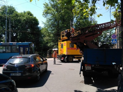 Дроти над головами туристів. При вході до ЧНУ МіськРЕМ міняє кабелі (ФОТО)