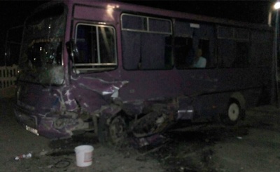 На Буковині «Мерседес» врізався в автобус із пасажирами - двох осіб госпіталізували