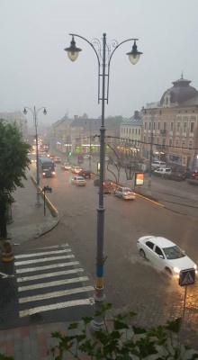 Сильна злива знову підтопила Чернівці: вулицями стікають ріки води (ВІДЕО)