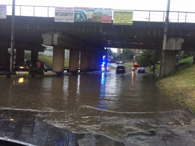 У Чернівцях злива підтопила дорогу під мостом в районі Дріжджзаводу: автівки 