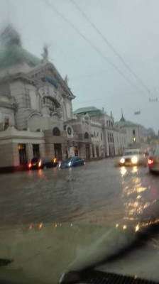 Злива затопила у Чернівцях залізничний вокзал (ФОТО)