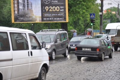 На вулиці Руській у Чернівцях - затори через тролейбуси