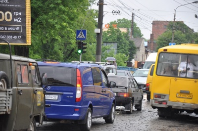 На вулиці Руській у Чернівцях - затори через тролейбуси